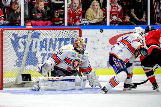Malmö Redhawks Robin Alvarez oroar framför Växjös