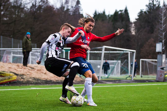 Landskronas Rasmus Alm och Örgrytes Danny Ervik i kamp om