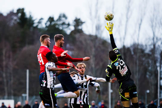 Örgrytes Fredrik Björck och Johan Hammar i nickduell med