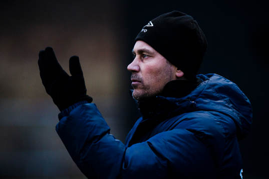 Örgrytes tränare Marcus Lantz gestikulerar