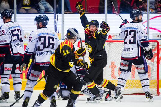 Brynäs Jesper Jensen  jublar efter avgörande 1-0
