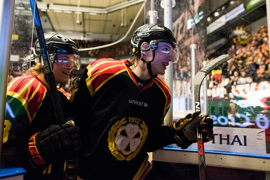 Brynäs Jesper Boqvist och Oskar Lindblom  jublar efter avgörande 1-0