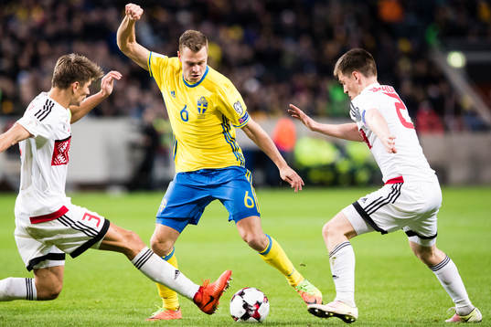 Sveriges Viktor Claesson i kamp om bollen med Belarus