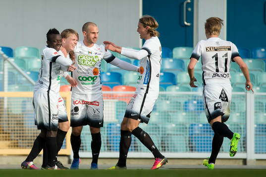 Varbergs Anton Liljenbäck jublar och omfamnas efter 0-1