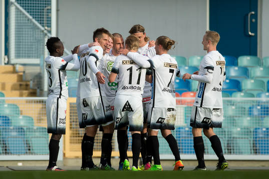 Varbergs Anton Liljenbäck jublar och omfamnas efter 0-1