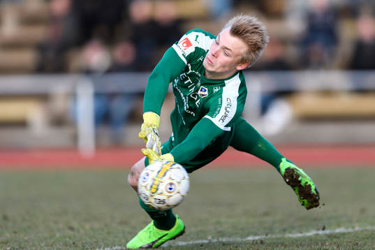 Halmstads målvakt Isak Pettersson kastar sig