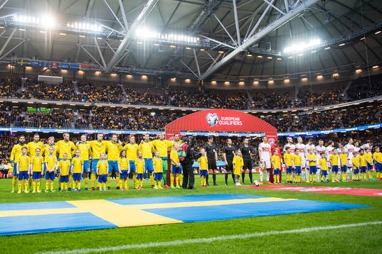 Sverige och Belarus spelare står uppställda för nationalsången