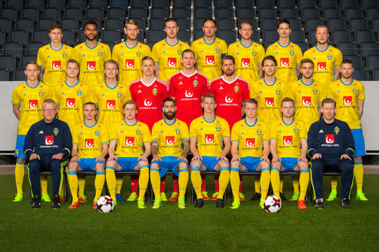  Victor Nilsson Lindelöf, Isaac Kiese Thelin, Filip Helander, Pontus Jansson, Andreas Granqvist, Ola Toivonen, Mikael Lustig och Jakob Johansson. Mellersta raden från vänster: Ludwig Augustinsson, Viktor Claesson, Oscar Hiljemark, Karl-Johan Johnsson, Robin Olsen, Kristoffer Nordfeldt, Albin Ekdal, Christoffer Nyman och Marcus Berg. Nedre raden från vänster: Förbundskapten Janne Andersson, Niklas Hult, Emil Forsberg, Jimmy Durmaz, Emil Krafth, Sam Larsson, Sebastian Larsson och assisterande förbundskapten Peter Wettergren. Editors note: Bilden är retuscherad.