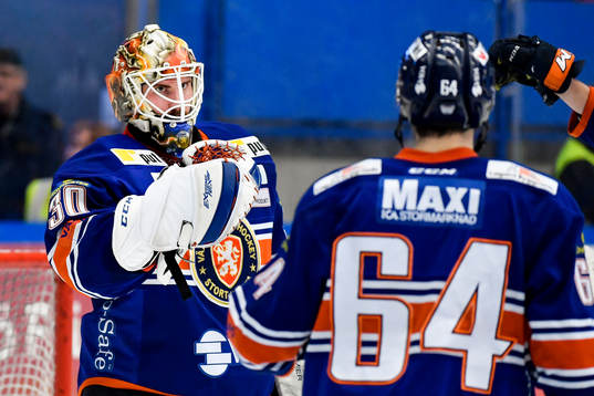 Växjös målvakt Joacim Eriksson jublar med Eric Martinsson