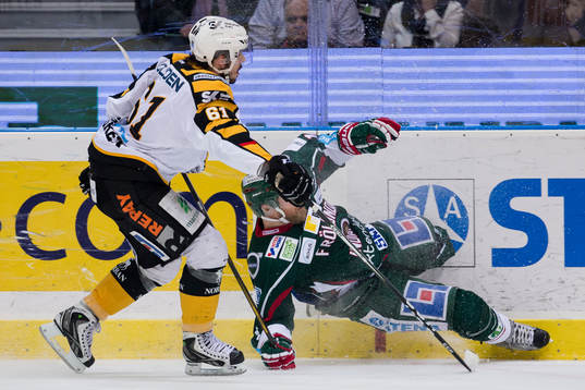 Skellefteås Fredrik Lindgren tacklar Frölundas Sean Bergenheim