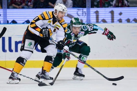 Skellefteås Joakim Lindström mot Frölundas Mats Rosseli Olsen