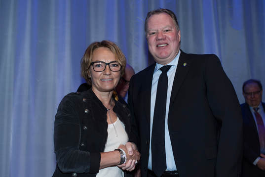 Annica Näsmark tar emot en medalj för sina insatser för svensk fotboll av ordförande Karl-Erik Nilsson