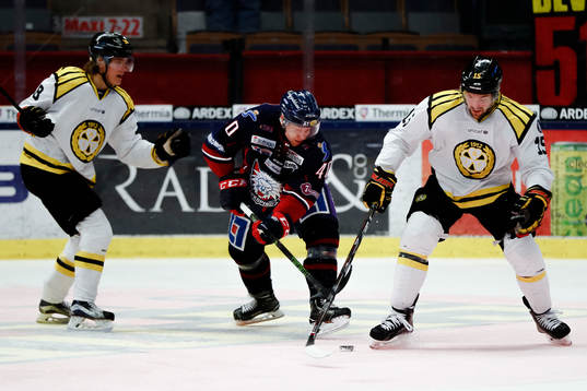 Linköpings Ken André Olimb i en kamp mot Brynäs Jesper