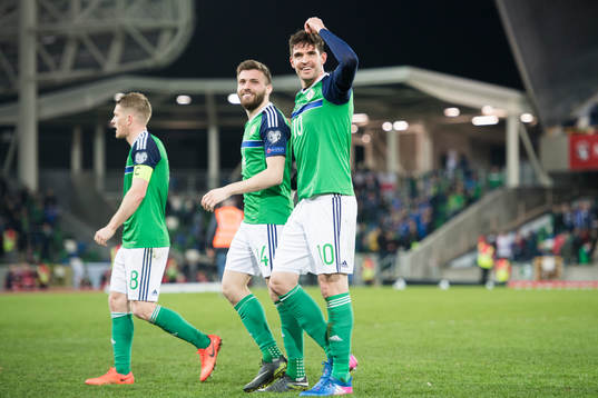 Nordirlands Steven Davis (L), Stuart Dallas (C) och Kyle Lafferty