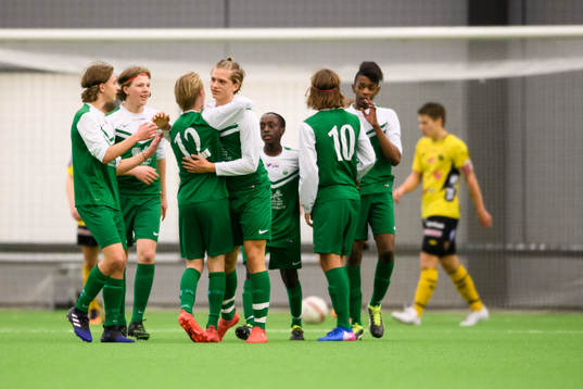 Västra Frölundas spelare jublar efter mål