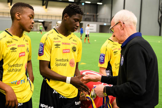 a priset efter fotbollsmatchen i Ligacupen Final U16 mellan Västra Frölunda och Elfsborg den 26 mars 2017 i Göteborg.