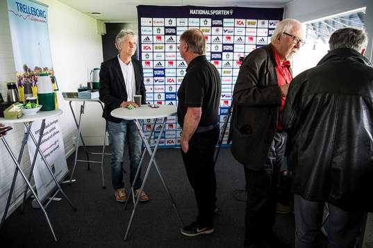 Förbundskaptenen för svenska damfotbollslandslaget, Pia