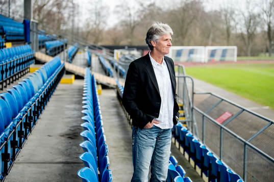 Förbundskaptenen för svenska damfotbollslandslaget, Pia