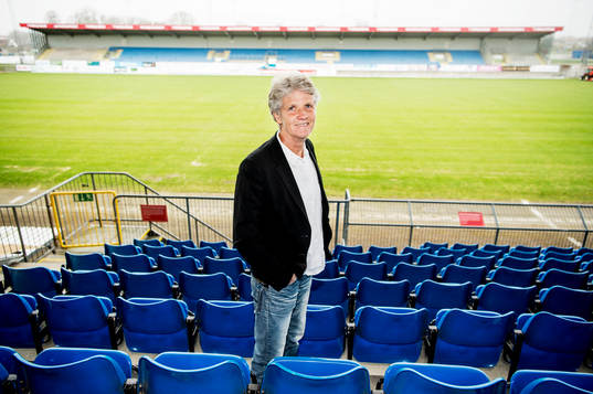 Förbundskaptenen för svenska damfotbollslandslaget, Pia