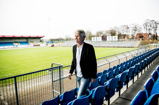 Förbundskaptenen för svenska damfotbollslandslaget, Pia