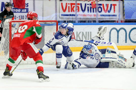 Moras Kevin Goumas framför Leksands målvakt Atte Engren