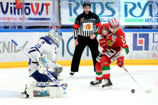 Moras Alexander Hilmerson och Leksands målvakt Atte Engren