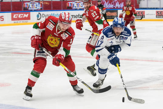 Leksands Jesper Ollas och Moras Emil Aronsson i kamp om