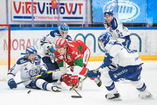 Chans för Moras Erlend Lesund framför Leksands Olle