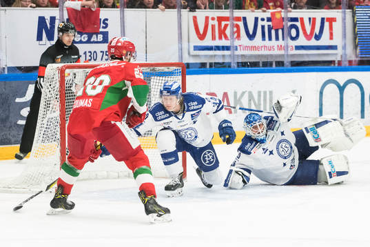 Moras Kevin Goumas framför Leksands målvakt Atte Engren