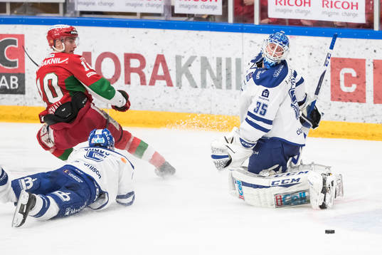 Moras Pierre Engvall och Leksands Benjamin Youds framför