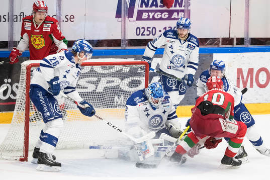 Moras Pierre Engvall framför Leksands målvakt Atte Engren
