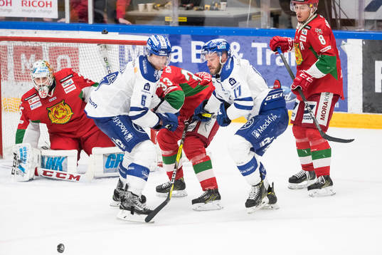 Leksands Joseph Piskula och Leksands Jesper Ollas framför