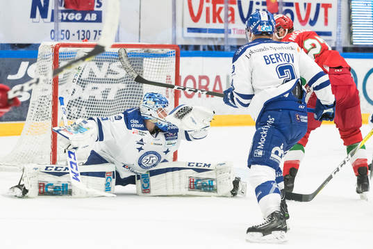 Leksands målvakt Atte Engren räddar Moras Matt Bailey och