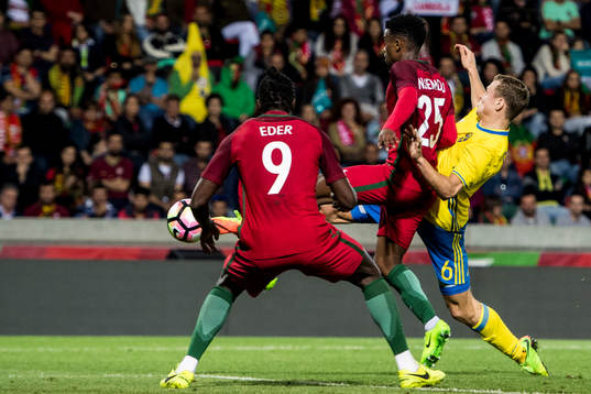 Sveriges Viktor Claesson gör 2-2