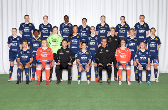 Sundsvall poserar för en lagbild den 29 mars 2017 i Sundsvall. Bakre ledet fr. v. Amanda Westman, Paulina Byström, Ajara Nchout Njoya, Kriszelda Menez, Ellinor Johansson, Amanda Hamrin, Maxine Björkholm. Mittenledet fr. v. Wilma Wärulf, Ysis Sonkeng, Ida Forsberg, Sara Schumertl, Ida Markström, målvaktstränare Elisabeth Leidinge, Jessica Backman, Sandra Sandberg. Sittande fr. v. Ida Mathiasson, Jenny Nilsson, tränare Mattias Nylund, Amanda Månsson, lagansvarig Per Persson, Morgan Sterns, Jonna Wistrand.