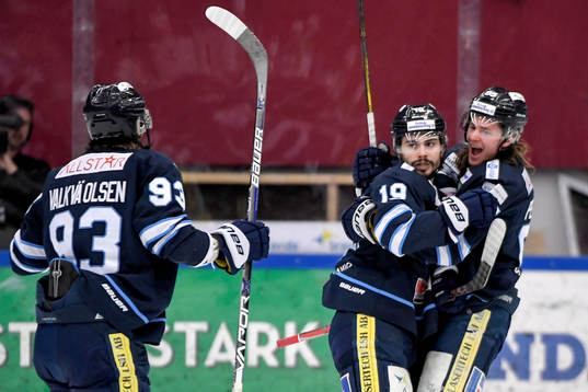 Karlskogas Alexandre Lavoie  och Carl Persson jublar