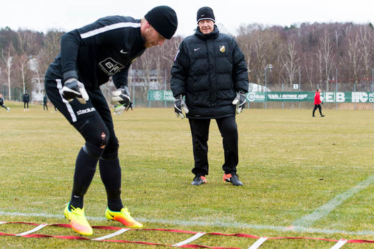 Mats Johansson, målvaktstränare, kollar på när