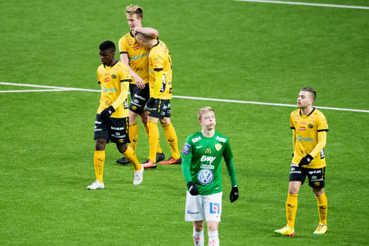 Elfsborgs Arian Kabashi klappas om efter att gjort 3-0