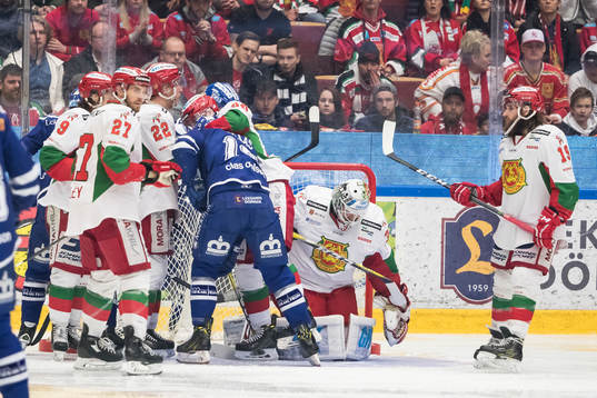 Leksands Jesper Ollas framför Moras målvakt Christian