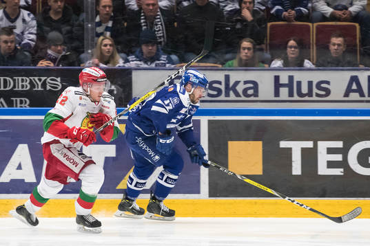 Moras Matias Lassen jagar Leksands Jesper Ollas  i