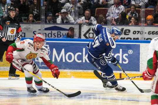 Moras Matias Lassen jagar Leksands Jesper Ollas  i