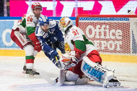 Moras Matias Lassen jagar Leksands Jesper Ollas vid Moras