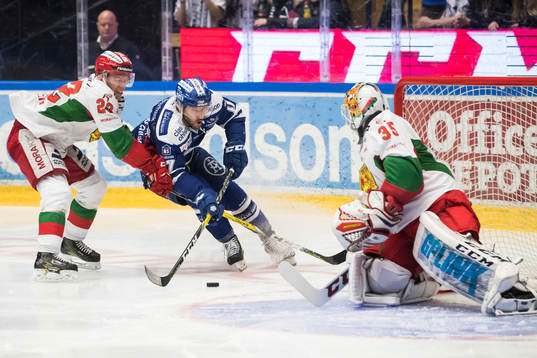 Moras Matias Lassen jagar Leksands Jesper Ollas vid Moras