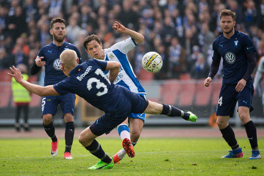 IFK Göteborgs Mads Winther Albaek skjuter ett skott mot