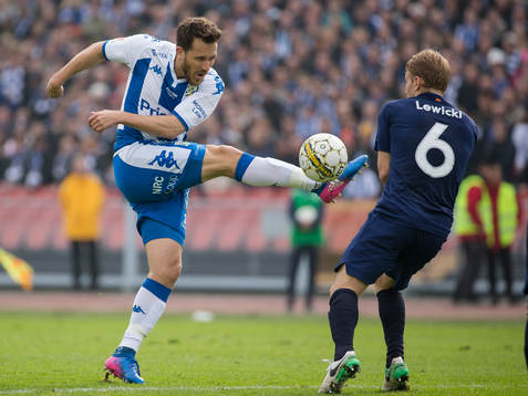 IFK Göteborgs Tobias Hysen skjuter ett skott på täckande Malmö FFs Oscar Lewicki