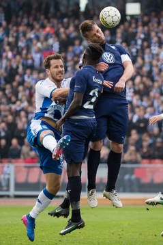 Malmö FFs Markus Rosenberg nickar bort bollen i kamp med IFK Göteborgs Tobias Hysen
