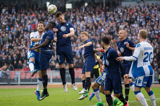 Malmö FFs Markus Rosenberg nickar bort bollen i kamp med IFK Göteborgs Tobias Hysen