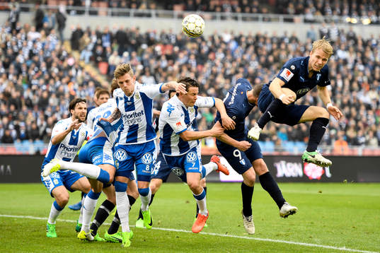 Malmö FFs Oscar Lewicki nickar fram bollen till Pawel