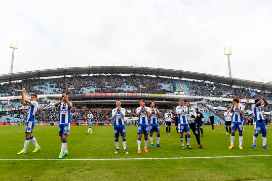 IFK Göteborgs spelare tackar publiken