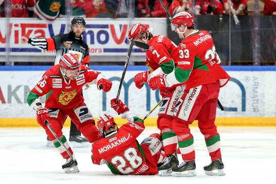 Moras Oskar Svanlund jublar med lagkamrater